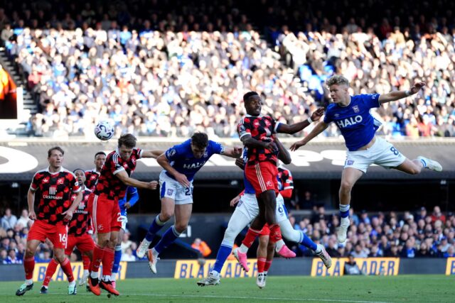 O Ipswich marcou dois gols no final para garantir uma vitória dramática sobre o Fulham.