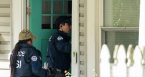 O deputado Omar disse que sim. ‘Não silenciada’ depois que agentes federais invadiram sua casa O deputado Omar disse que sim. ‘Não silenciada’ depois que agentes federais invadiram sua casa