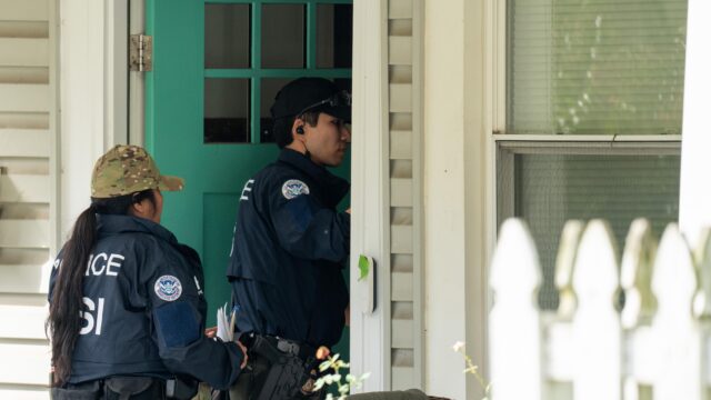 O deputado Omar disse que sim. ‘Não silenciada’ depois que agentes federais invadiram sua casa O deputado Omar disse que sim. ‘Não silenciada’ depois que agentes federais invadiram sua casa