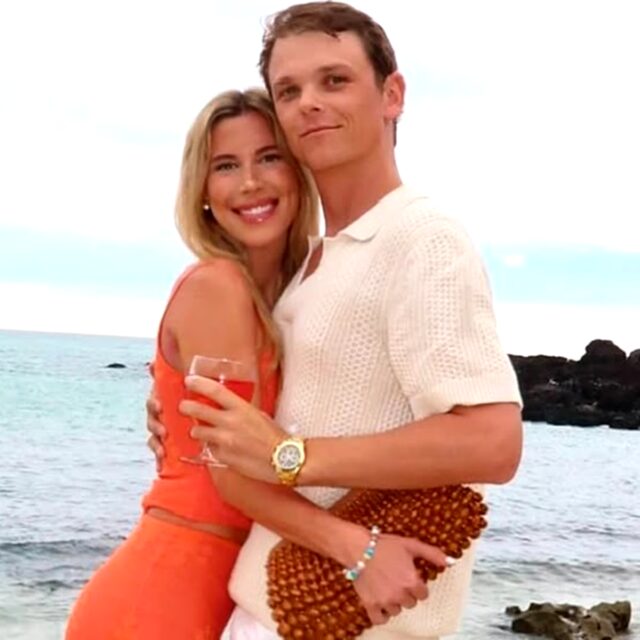O filho de Rob Lowe, Matthew Lowe, se casa com Emily Markus em um casamento na Califórnia.