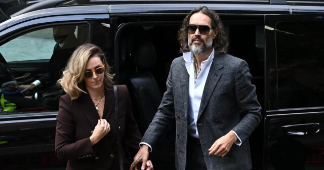 O julgamento de Russell As acusações de estupro e agressão sexual de Brandt começaram em Londres. O julgamento de Russell As acusações de estupro e agressão sexual de Brandt começaram em Londres.