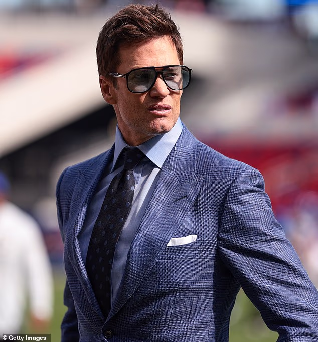 Os fãs da NFL acusam Tom Brady de hipocrisia depois que a estrela dos Seahawks, Sam Darnold, o acusou de trapacear os árbitros Os fãs da NFL acusam Tom Brady de hipocrisia depois que a estrela dos Seahawks, Sam Darnold, o acusou de trapacear os árbitros