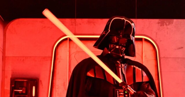 Os sabres de luz dos filmes “Guerra nas Estrelas”, incluindo o usado na batalha “Eu sou seu pai”, estão em leilão.