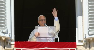 Papa Leão XIV passa por cirurgia após descoberta de caroço em seu pulmão. Papa Leão XIV passa por cirurgia após descoberta de caroço em seu pulmão.
