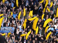 Por que os torcedores do Man City trouxeram bananas infláveis para Anfield?