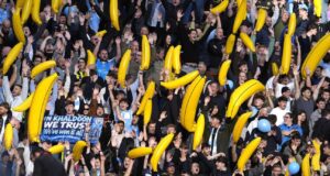Por que os torcedores do Man City trouxeram bananas infláveis para Anfield?