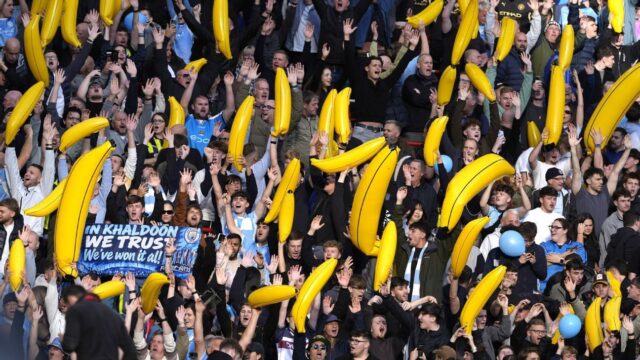 Por que os torcedores do Man City trouxeram bananas infláveis para Anfield? Por que os torcedores do Man City trouxeram bananas infláveis para Anfield?