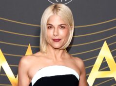 Selma Blair acusada de dois crimes após prisão por mordida de avião Selma Blair acusada de dois crimes após prisão por mordida de avião