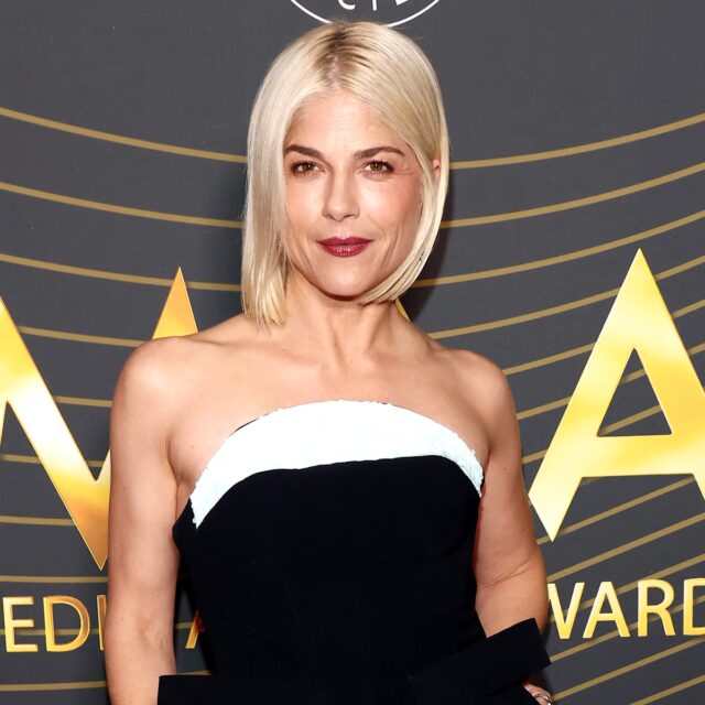 Selma Blair acusada de dois crimes após prisão por mordida de avião Selma Blair acusada de dois crimes após prisão por mordida de avião