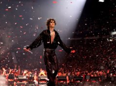 Sombrs traz Lindsey Buckingham para apresentar ‘Go Your Own Way’ no LA Show Sombrs traz Lindsey Buckingham para apresentar 'Go Your Own Way' no LA Show
