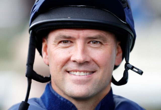 “Tive dois meses para perder duas pedras – foi uma loucura, mas não montei em um cavalo desde então”, explicou Michael Owen sobre a corrida de cavalos em Ascot em 2017. “Tive dois meses para perder duas pedras – foi uma loucura, mas não montei em um cavalo desde então”, explicou Michael Owen sobre a corrida de cavalos em Ascot em 2017.