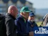 Torcedores do Celtic jogam bolas de tênis no dono do clube, Dermot Desmond, durante torneio de golfe | céltico