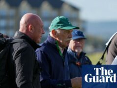 Torcedores do Celtic jogam bolas de tênis no dono do clube, Dermot Desmond, durante torneio de golfe | céltico