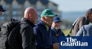 Torcedores do Celtic jogam bolas de tênis no dono do clube, Dermot Desmond, durante torneio de golfe | céltico