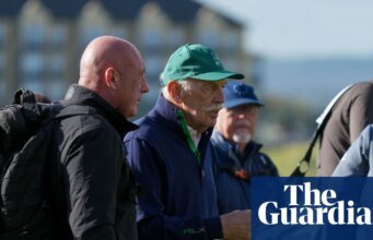 Torcedores do Celtic jogam bolas de tênis no dono do clube, Dermot Desmond, durante torneio de golfe | céltico