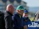 Torcedores do Celtic jogam bolas de tênis no dono do clube, Dermot Desmond, durante torneio de golfe | céltico