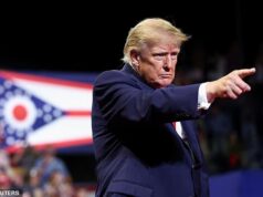 Trump brincou que estava arriscando toda a sua carreira política ao elogiar a ‘linda jovem’ Sophie Cunningham. Trump brincou que estava arriscando toda a sua carreira política ao elogiar a 'linda jovem' Sophie Cunningham.