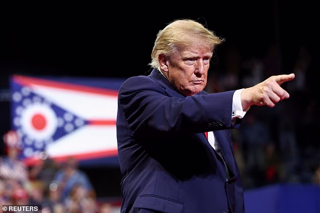 Trump brincou que estava arriscando toda a sua carreira política ao elogiar a ‘linda jovem’ Sophie Cunningham. Trump brincou que estava arriscando toda a sua carreira política ao elogiar a ‘linda jovem’ Sophie Cunningham.