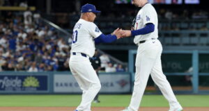 Veja como Dave Roberts explica todos os movimentos dos Dodgers no backfield Veja como Dave Roberts explica todos os movimentos dos Dodgers no backfield