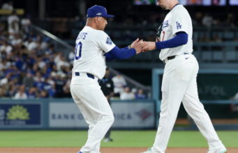 Veja como Dave Roberts explica todos os movimentos dos Dodgers no backfield Veja como Dave Roberts explica todos os movimentos dos Dodgers no backfield