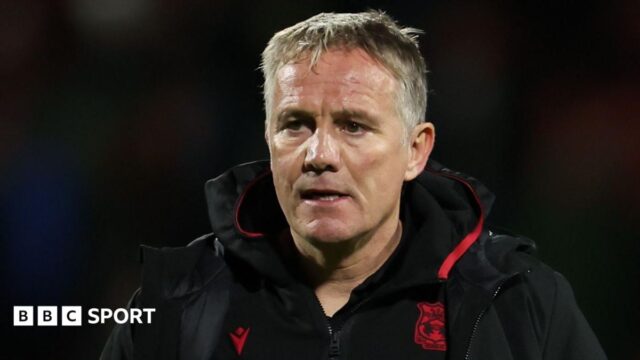 Wrexham eclode após derrota – Phil Parkinson